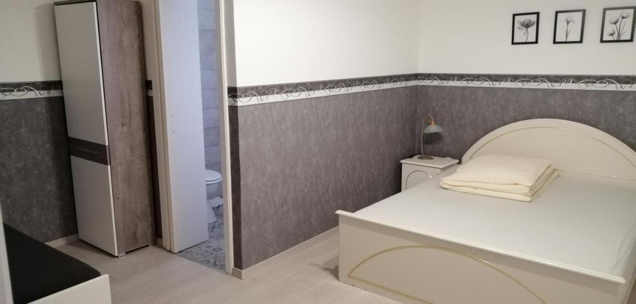 Radek Vendeghaz Es Apartman Halászi Exterior foto