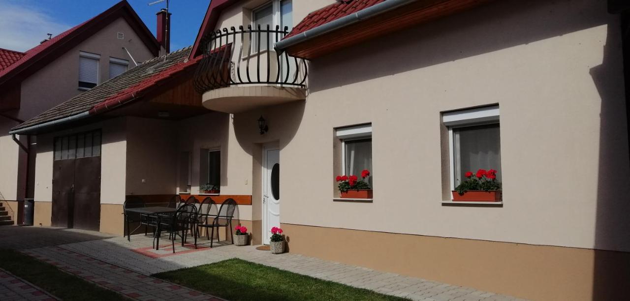 Radek Vendeghaz Es Apartman Halászi Exterior foto