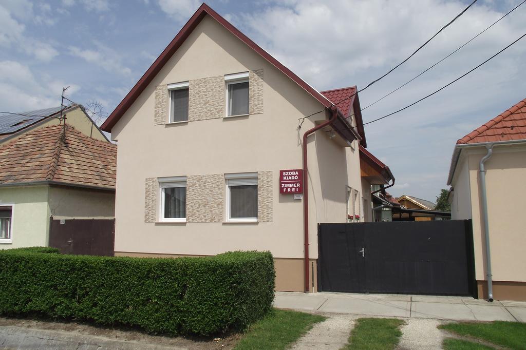 Radek Vendeghaz Es Apartman Halászi Exterior foto