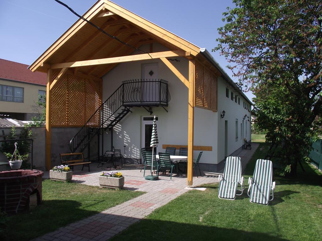 Radek Vendeghaz Es Apartman Halászi Exterior foto